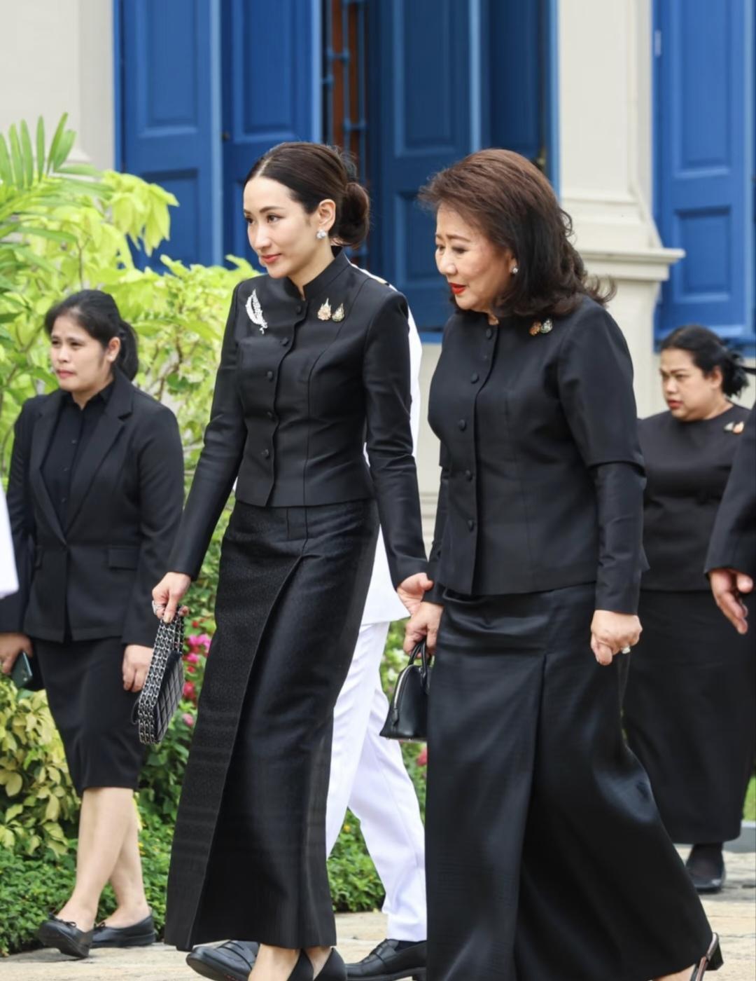 10月27日,萍通塔母女来到曼谷大皇宫哀悼诗丽吉王太后。母女俩一袭黑衣,神情凝重