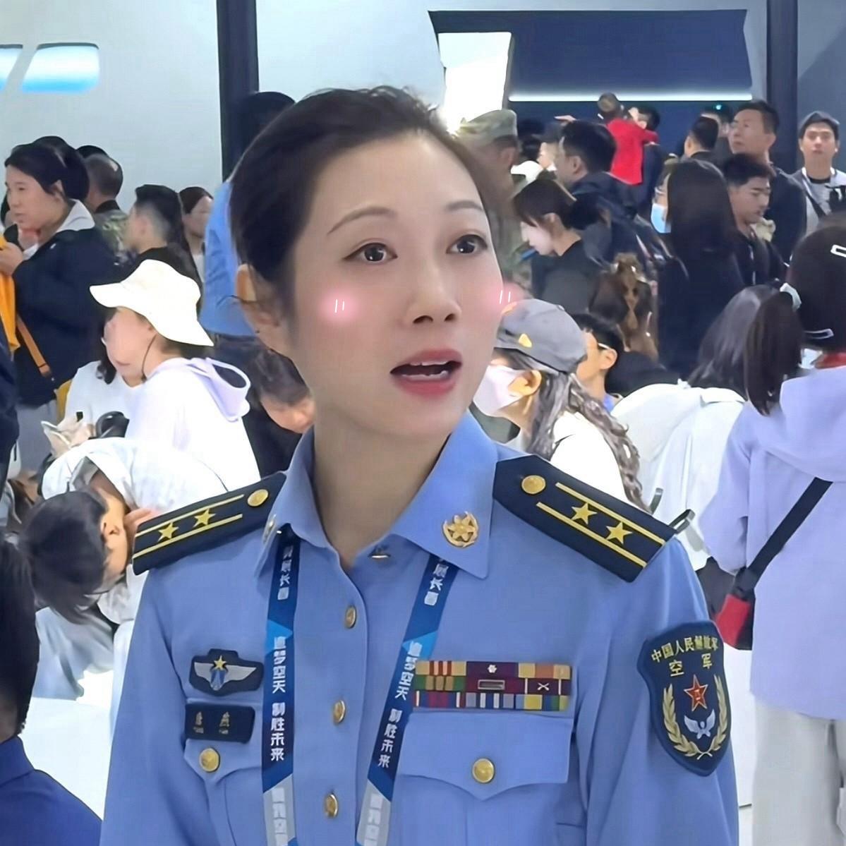 这么年轻的空军女中校，真是罕见！看见这位空军女中校，感觉有点不可思议。她年纪也