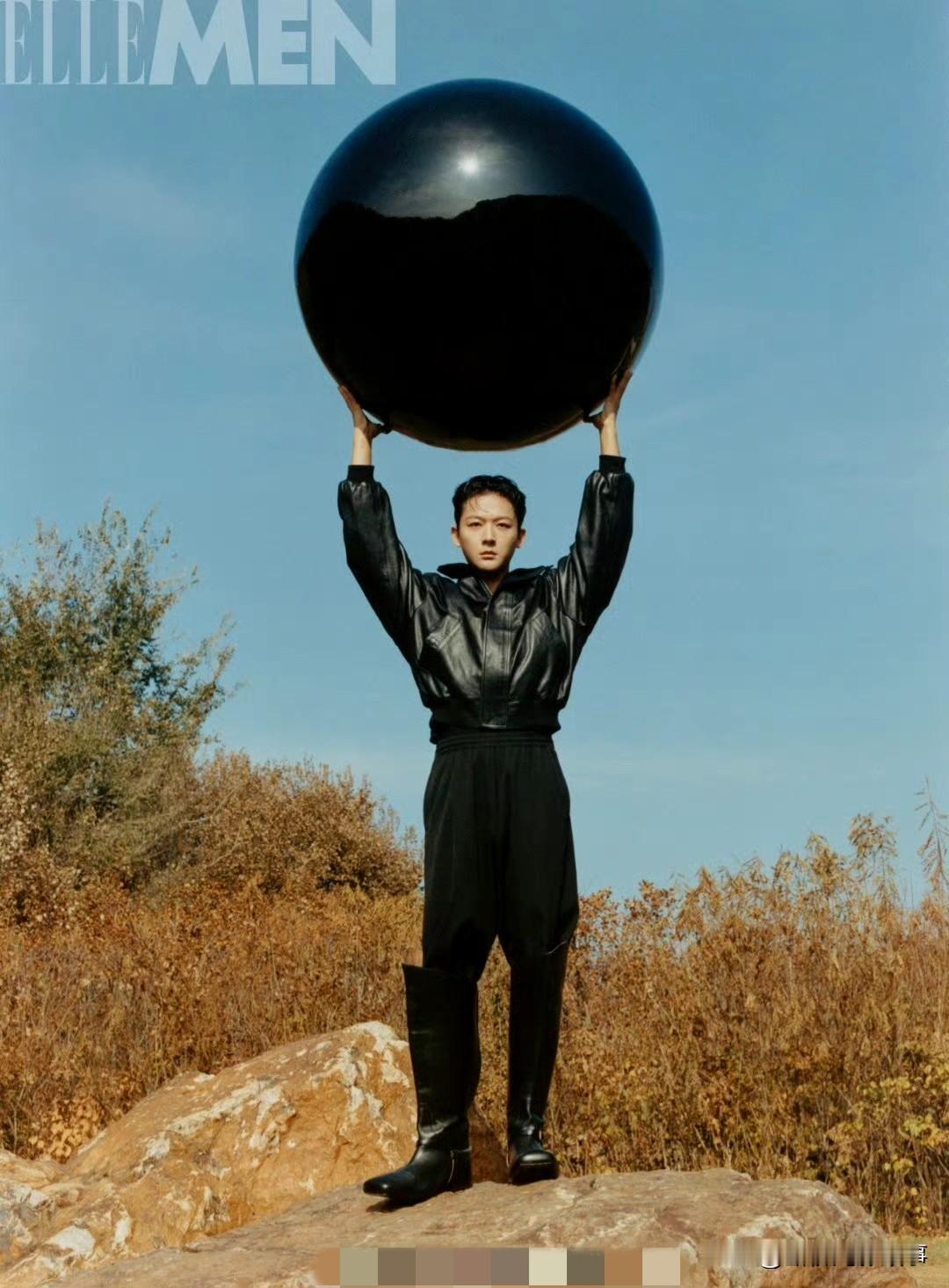 《张晚意的“时尚突围”：这组大片把反差感拉满了》从“张书记”到时尚刊封面，