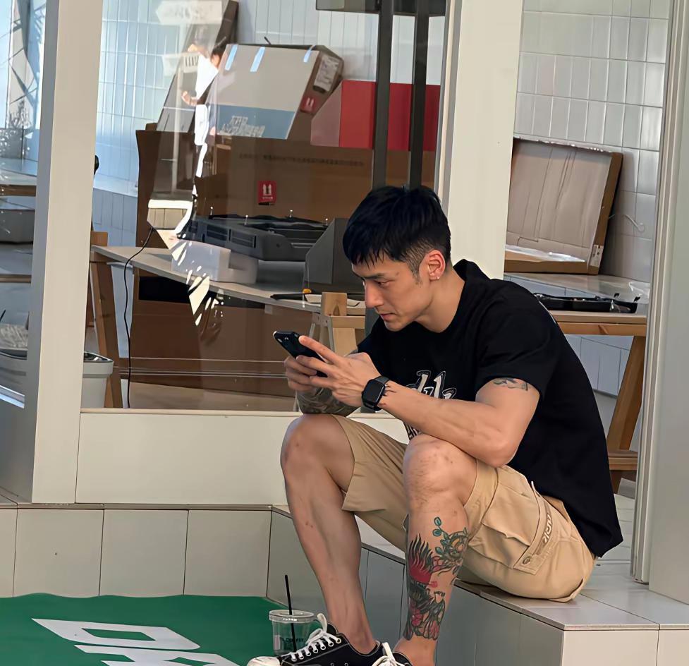 蒋劲夫是变了！34岁的他昨天在杭州被拍到，整个人瘦脱相，脸色蜡黄黑眼圈明显，穿普