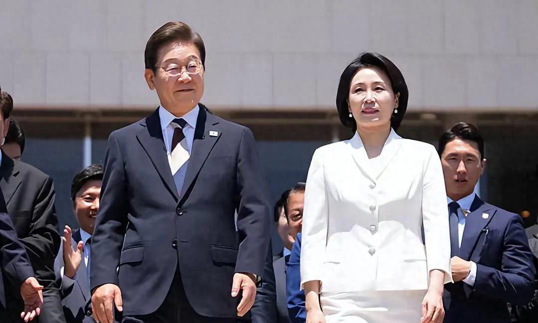 惊！60岁金惠景美如30，李在明就职典礼超吸睛家人们，咱平时吃娱乐圈的瓜吃多了