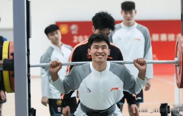 2米10重型高塔试训广东广东休赛期最棘手的难题，一直是本土中锋储备不足。眼