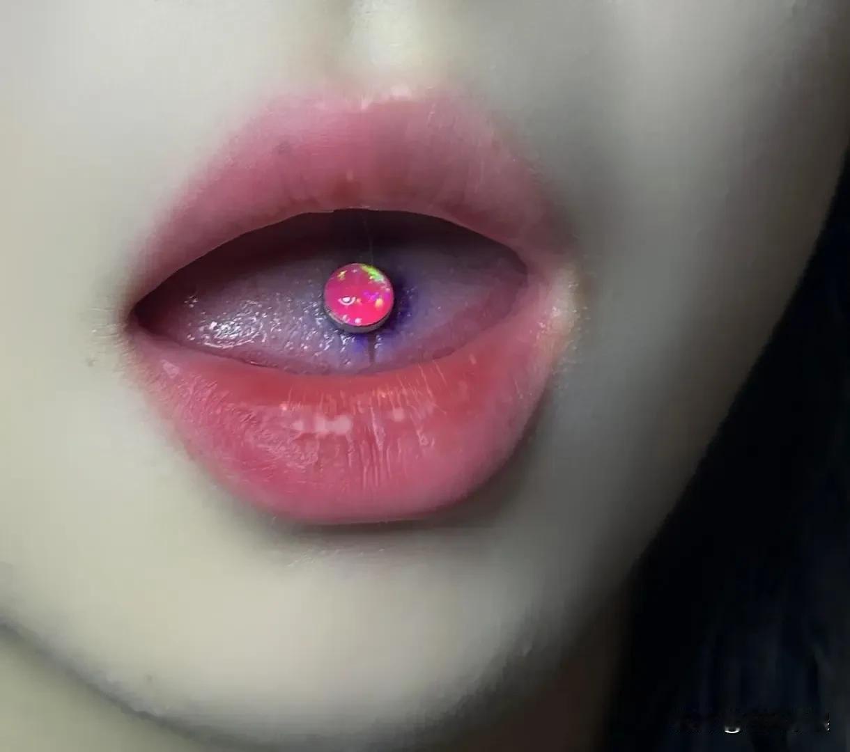 董璇，私下玩的花！近日，电影《东极岛》首映在国内举行，还邀请了很多影视大咖，
