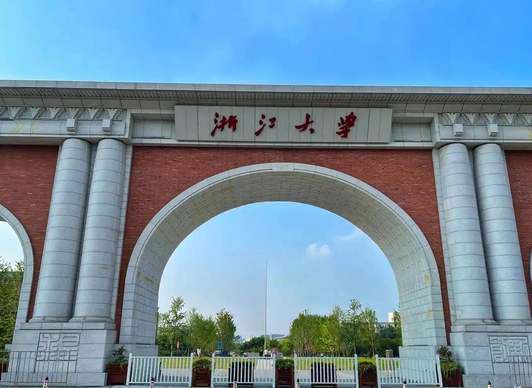国际学术圈这几天炸锅了。一大堆像哈佛这种被捧上神坛的西方大学，被中国高校集体拉下