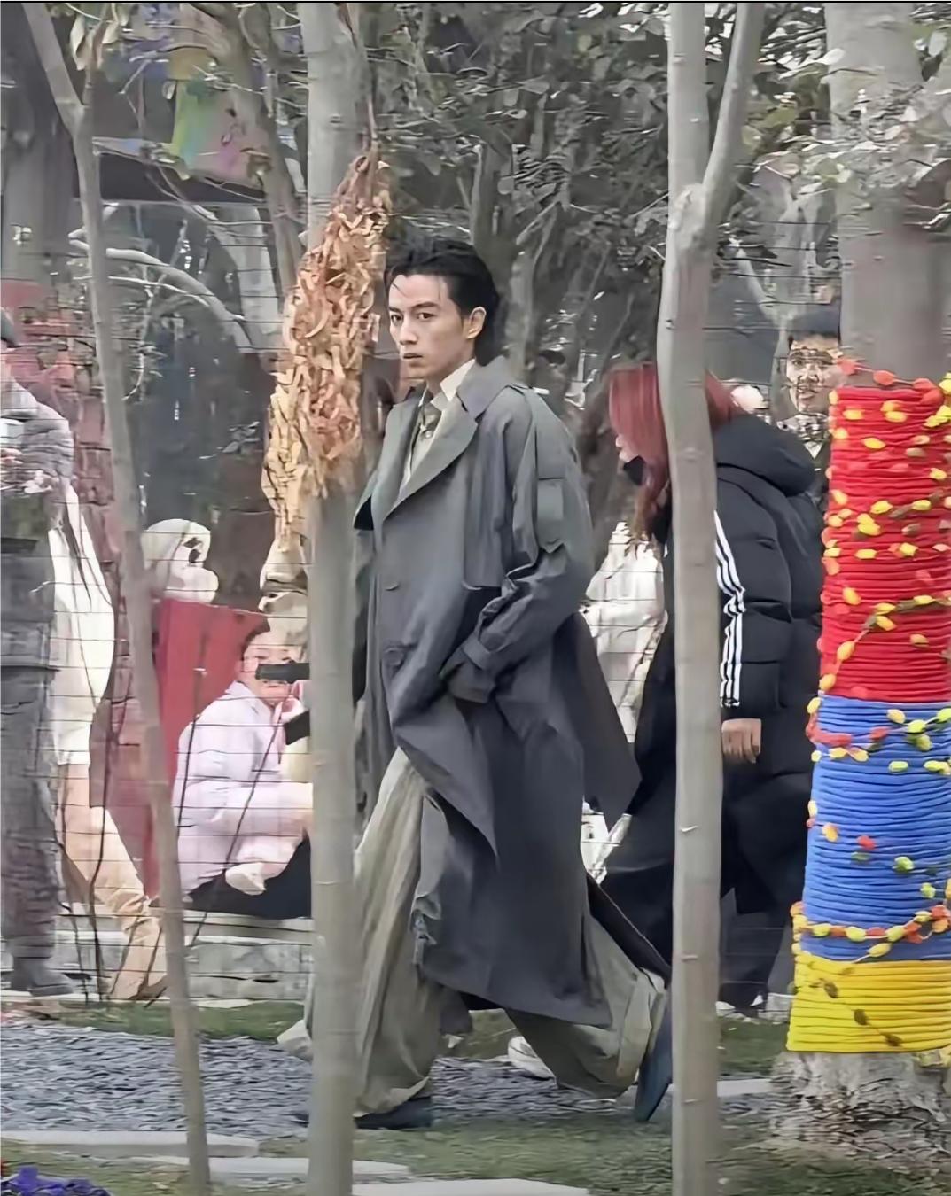 陈晓自离婚后，是越来越不注意自己形象了，不但人瘦得像猴，穿着也奇怪，好像没了媳妇