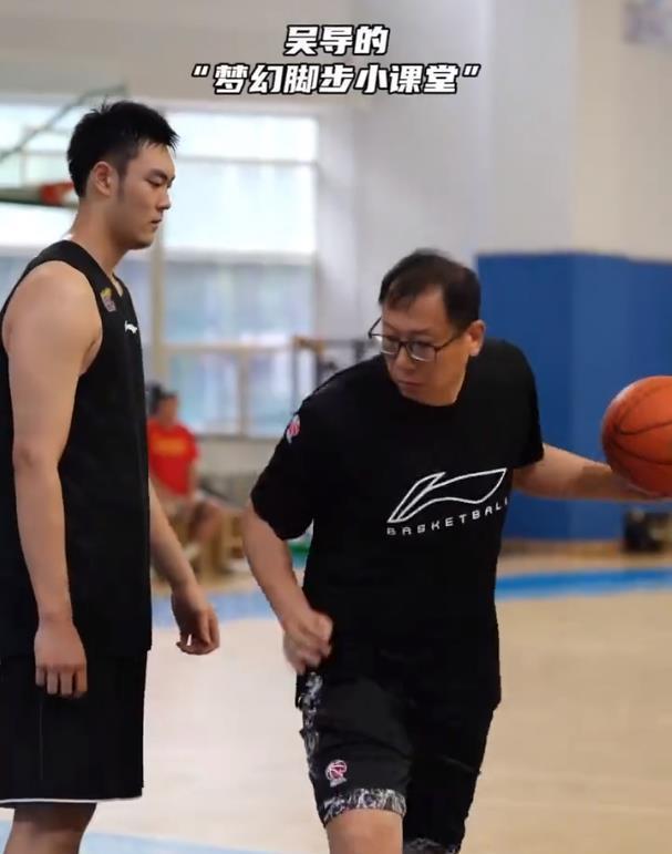 辽宁男篮继续进行日常训练，吴乃群负责指导内线球员训练，刘志轩负责指导外线球员训练