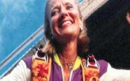 1999年，美国一名金融女高管在4400米高空跳伞时，突然发现自己的伞包打不开了