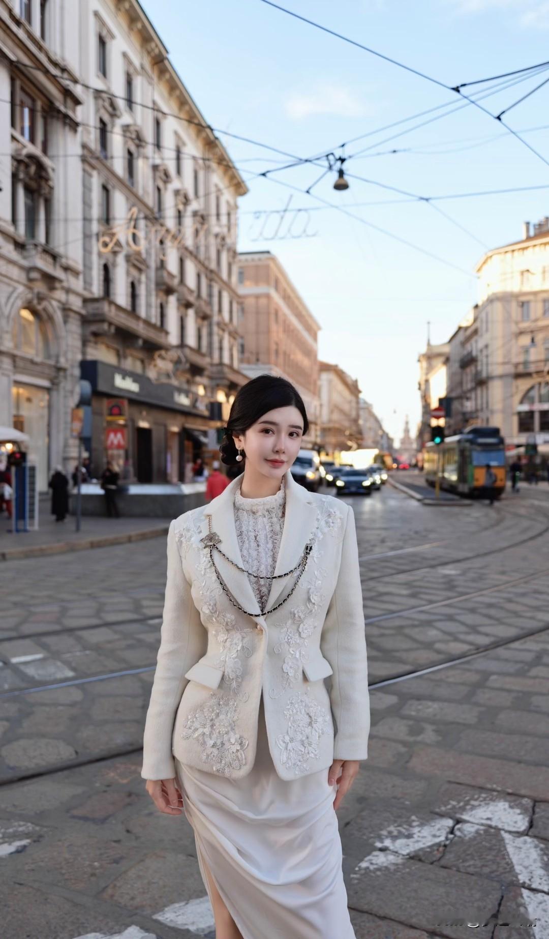 优雅漫步在欧洲街头，复古与现代的完美融合。