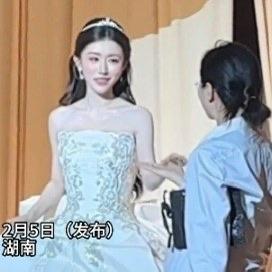 湖南最近有场婚礼的“回头杀”，直接让全网破防了。新娘父亲意外离世，没能亲手牵她走