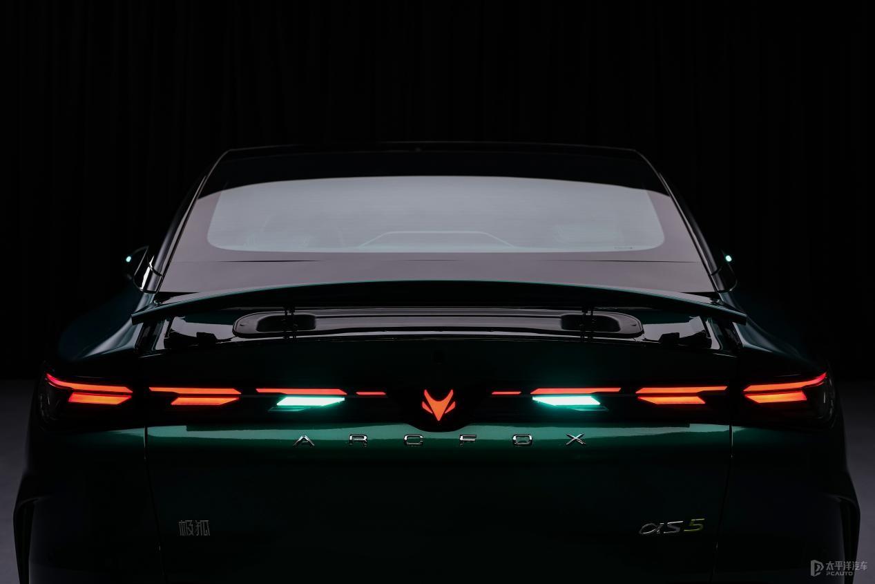 极狐全新阿尔法S5官图曝光，明天预售！车长加长66mm，大溜背+可升降尾翼，还