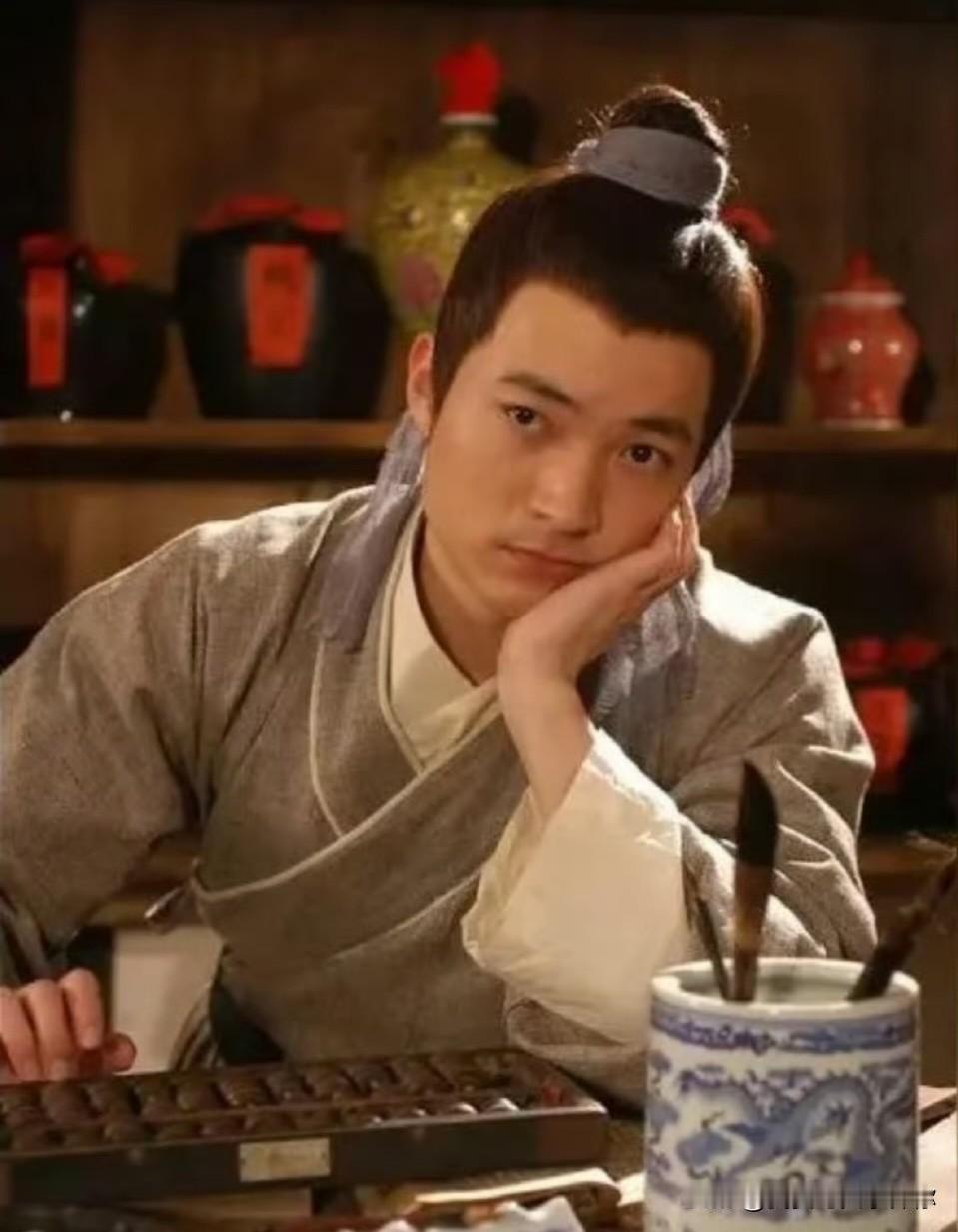 卓伟这回爆的料，真是让人心里咯噔一下。说的就是演过吕秀才的喻恩泰，和他媳妇