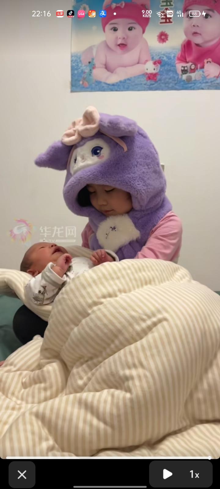 9月5日，辽宁朝阳。家人担心刚生产完的宝妈见风、腿疼等，找了转运车把她裹得严严实