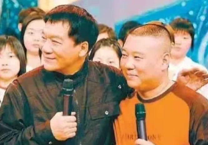 2011年，去世4年的侯耀文终于下葬，但徒弟郭德纲却没有参加葬礼，而是跑去参加别