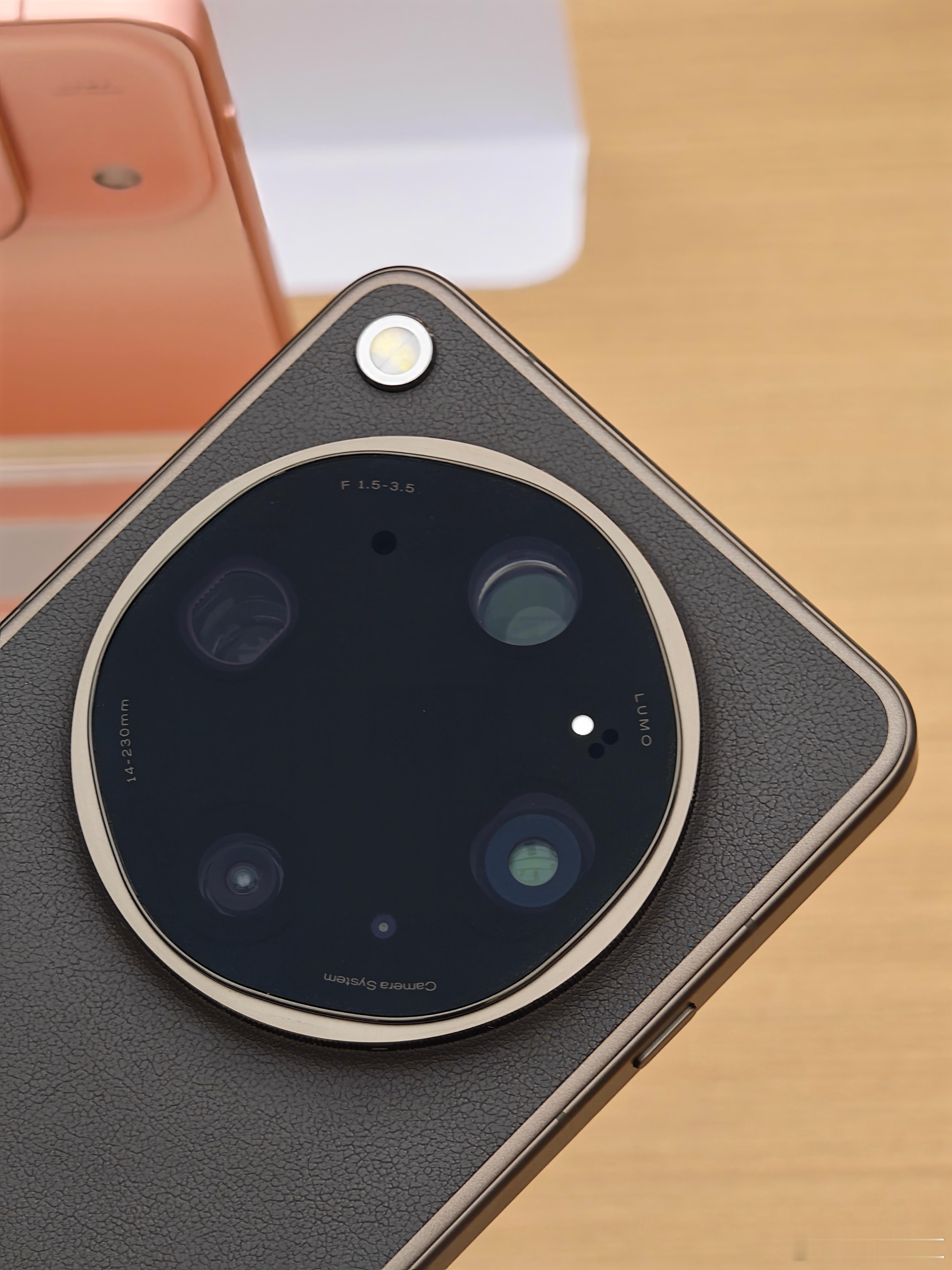 在门店摸到了OPPOFindX9Ultra，质感真好啊！要买就买大地苔原配