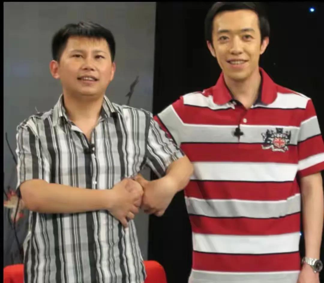何云伟，在德云社的时候，就和李菁是一对好搭档。2010年，何云伟、李菁退出德云