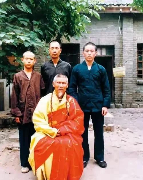 如今，释永信的戒碟已被注销，其少林寺的居住院落，被冰冷压抑的绿色铁皮，牢牢挡死；