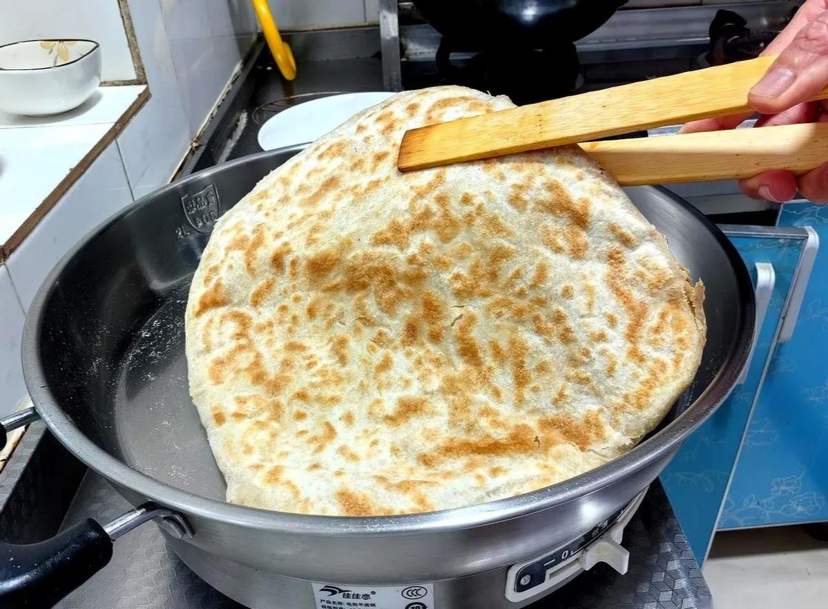 我跟你说，烙饼这事儿，我今天算是彻底悟了。烙饼，这看似简单的家常美食，今天让