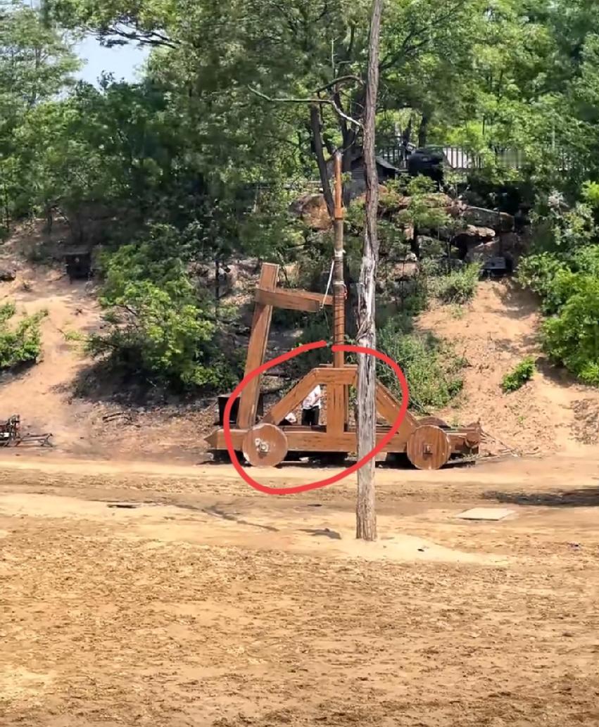 4月26日，河南开封万岁山武侠城《三打祝家庄》演出现场，发生离谱一幕。一位母亲带