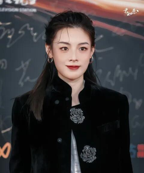 大家发现了没有陈丽君确实有件事做错了不是嘴瓢说错了贾宝玉是长子长孙，也不是文