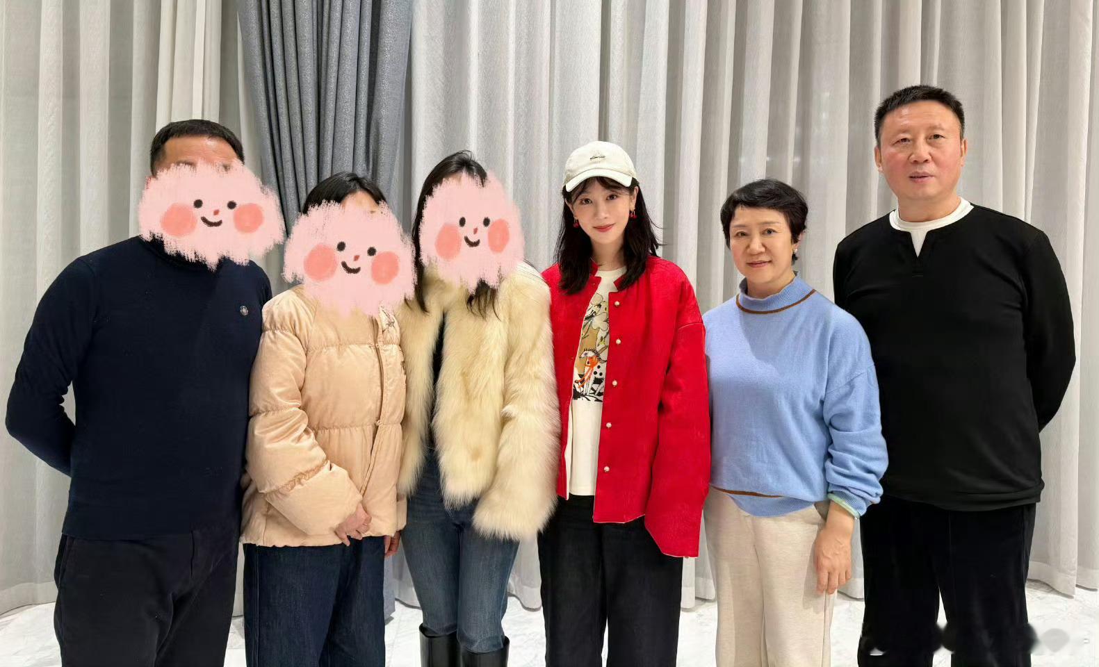 杨紫脸好小啊，仿佛不在一个图层