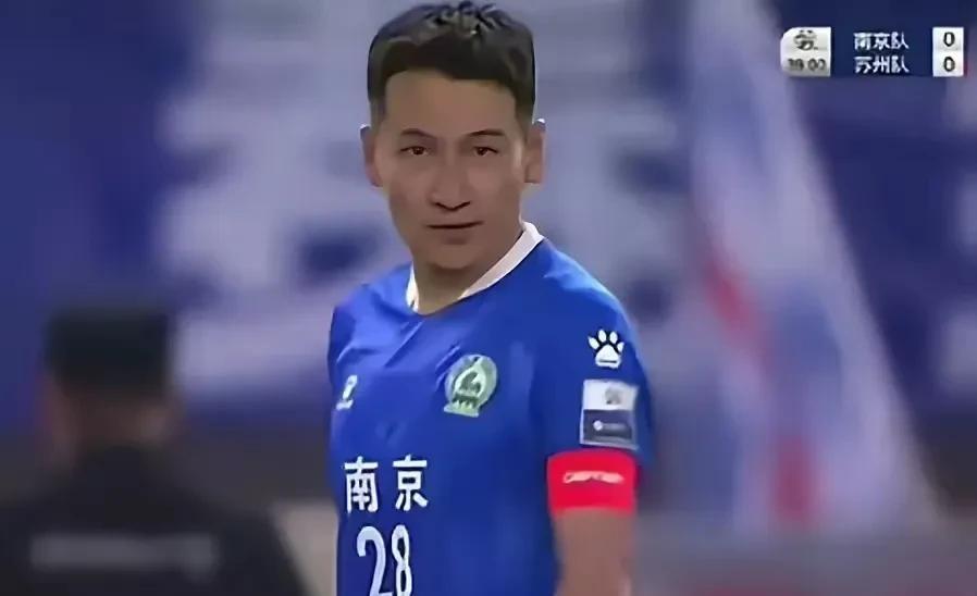 杨锁喉。这个人，已经以一己之力毁了苏超的意义。他真是个招人厌恶至极的人，不是撞