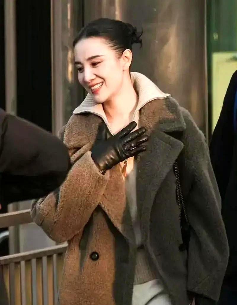 被44岁宋佳的冬日穿搭美到了，羊羔毛阔腿裤这松弛感。她的造型引发热议，松弛感源于