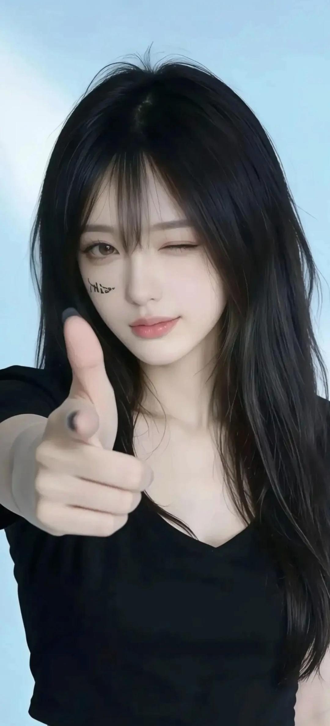 十里江天暑气收，娉婷联袂出层楼。榴红衬面胭脂淡，蒲绿簪鬟翠黛柔。画鼓喧喧催锦