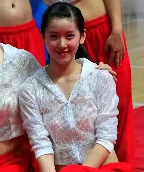 十年过去，章泽天已从当初清纯灵动的学生妹蜕变成了优雅端庄的贵妇。