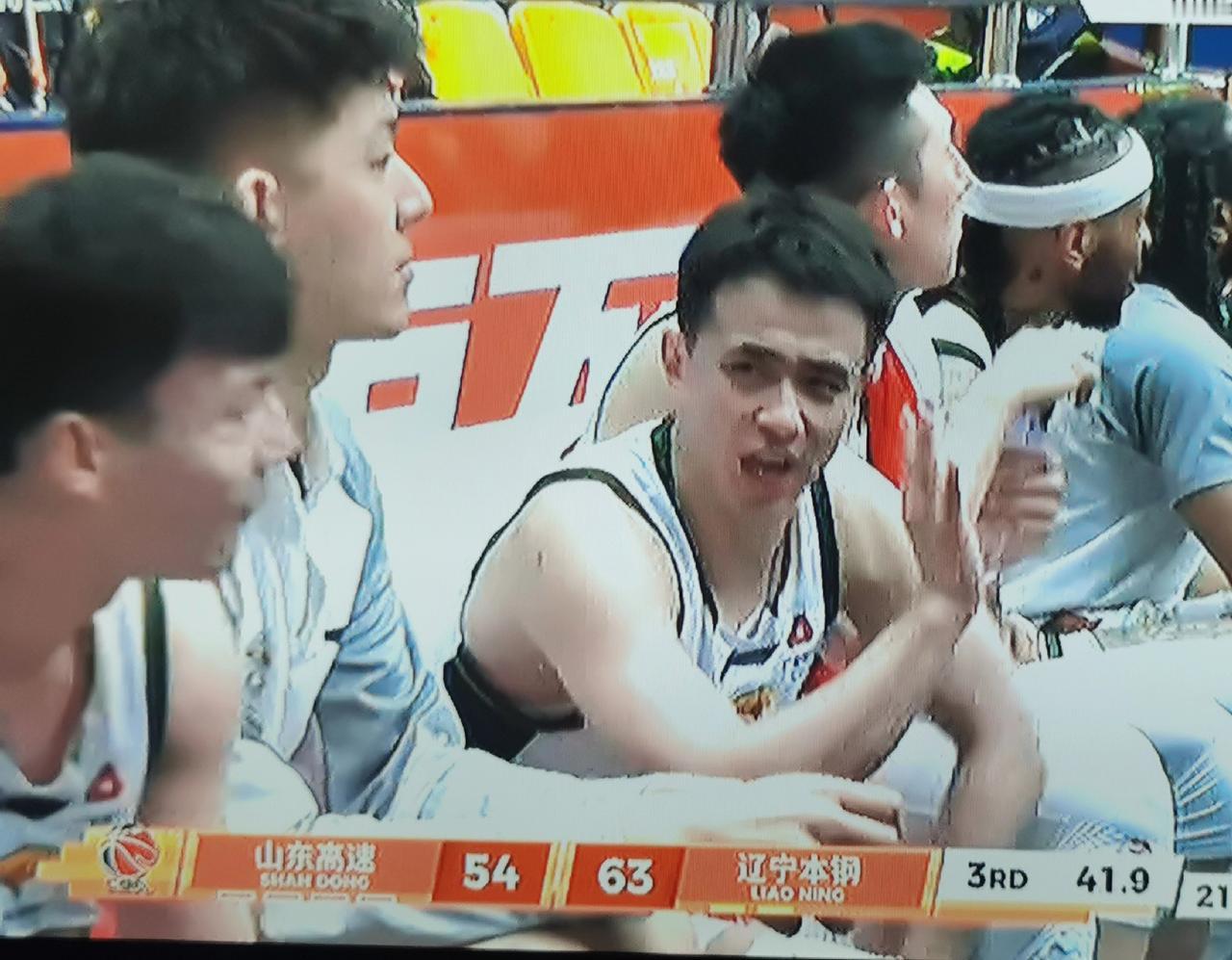 山东队马上就要被辽宁队淘汰了。能够跟四届总冠军辽宁队打附加赛，这是山东队的光荣