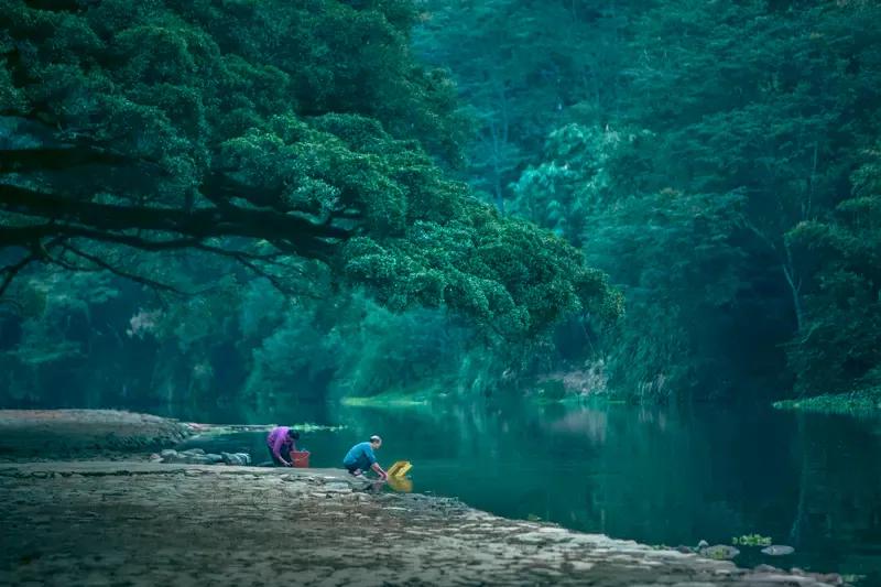 从地下水提取黄金！河北青龙满族自治县凉水河乡清河沿村的村民把地下水抽上来，流进装