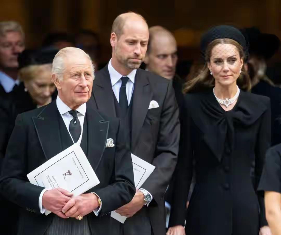 果不其然，操心的人老得快！看威廉和哈里就知一二了！大一岁的威廉王子，身材和气质