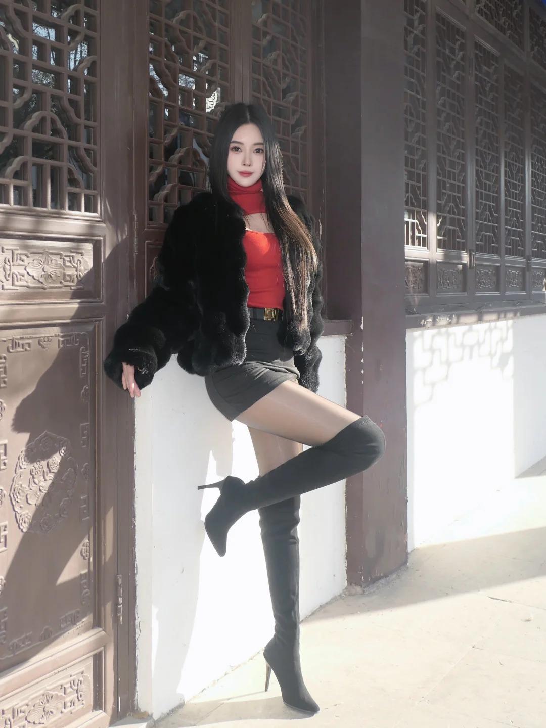 记录我的2026女友这套搭配自带高光，气场与温柔感完美融合。黑色皮草外套蓬松柔软