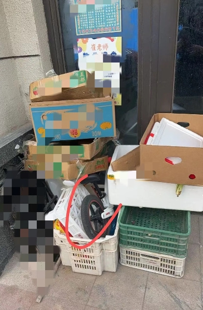 “你们物业是怎么管理的？”小区群里，一个业主在业主群里指责物业。原来是他家孩