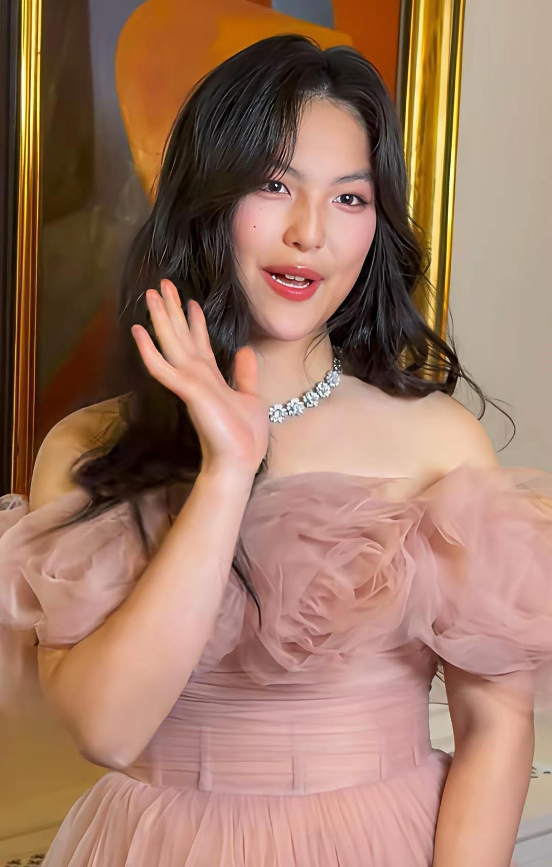 16岁的王诗龄，气场强得像30岁女老板。这反差，你敢信？都说女儿是妈妈的“作