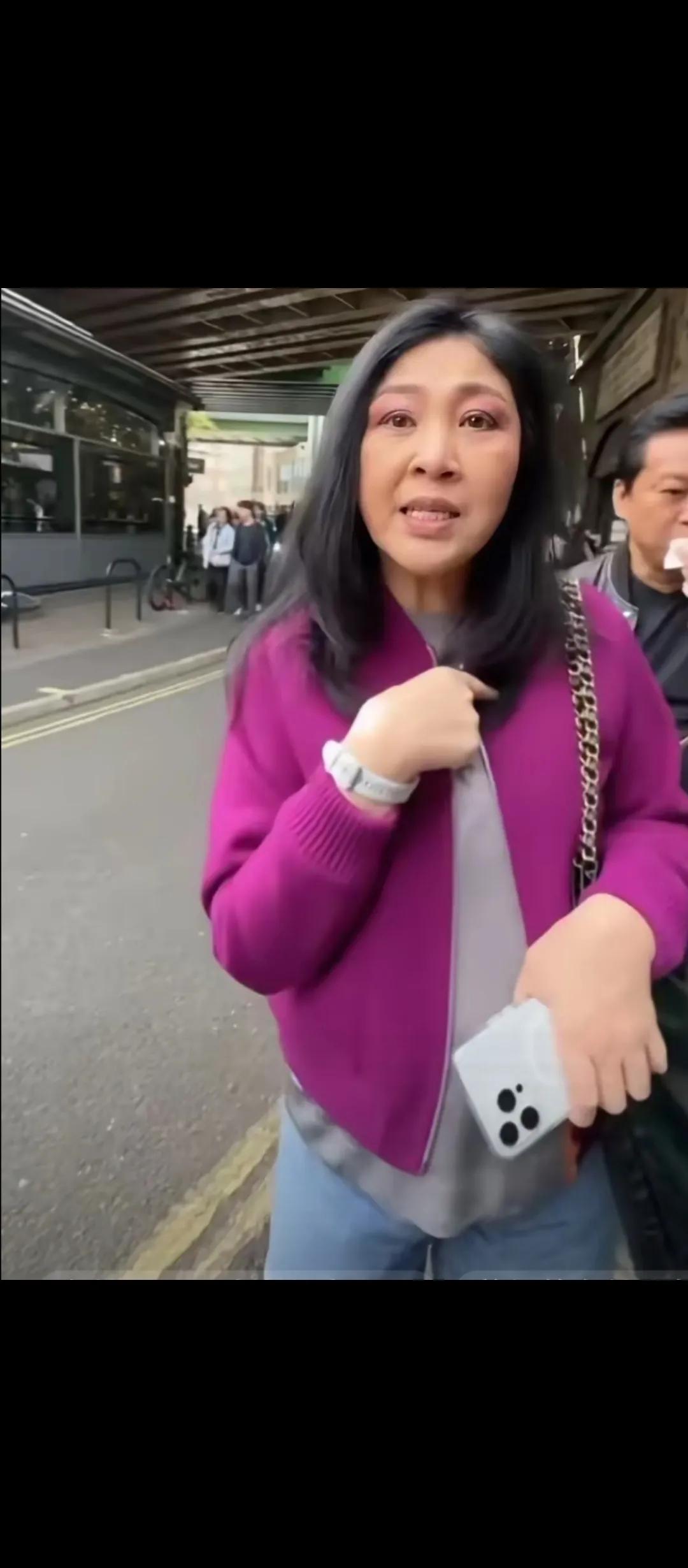 如图.大名鼎鼎的英拉，泰国前总理。岁月公平，不管你昔日地位有多高，财富有多大，长