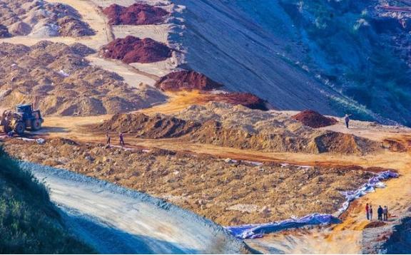 自从中国掌握住稀土命脉后，一个奇怪现象就此产生：越来越多的国家发现大量的稀土矿，