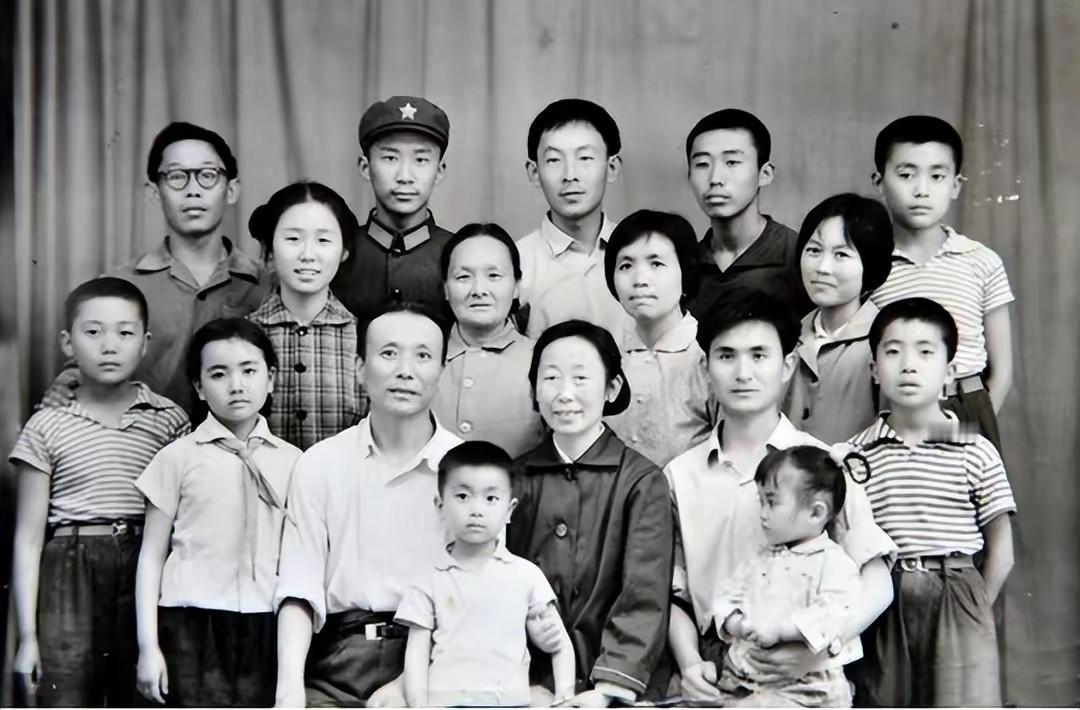 1966年，一对干部夫妻被带走，临走前把6个孩子托付给47岁的保姆高玉清，10年
