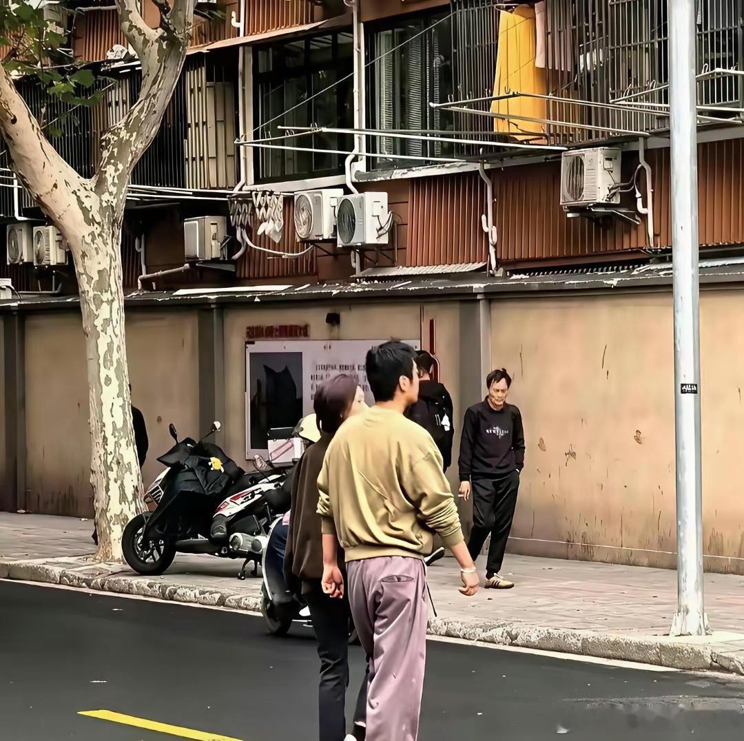 赵﻿丽颖‌‌和冯绍‍峰‏‎﻿一起送⁠儿‏‎子‍‏到校‏‌⁠门口‌‎，冯绍﻿峰‍抱娃下车‍，赵丽颖‍﻿
