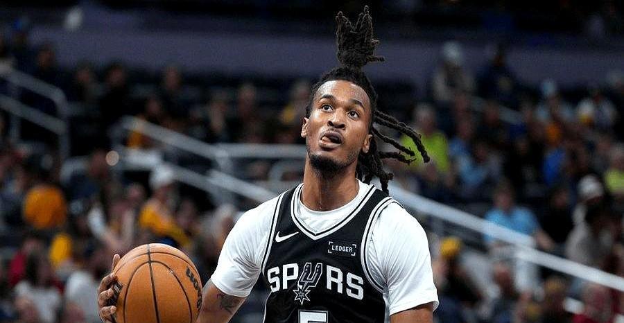 今年新秀，最出风头的两个后卫。一个场均5个助攻，三分神准。另一个呢？场均接