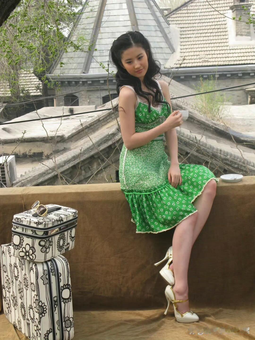 21岁的刘亦菲穿这条裙子简直绝了，衣沾人光，妥妥的人间仙女！