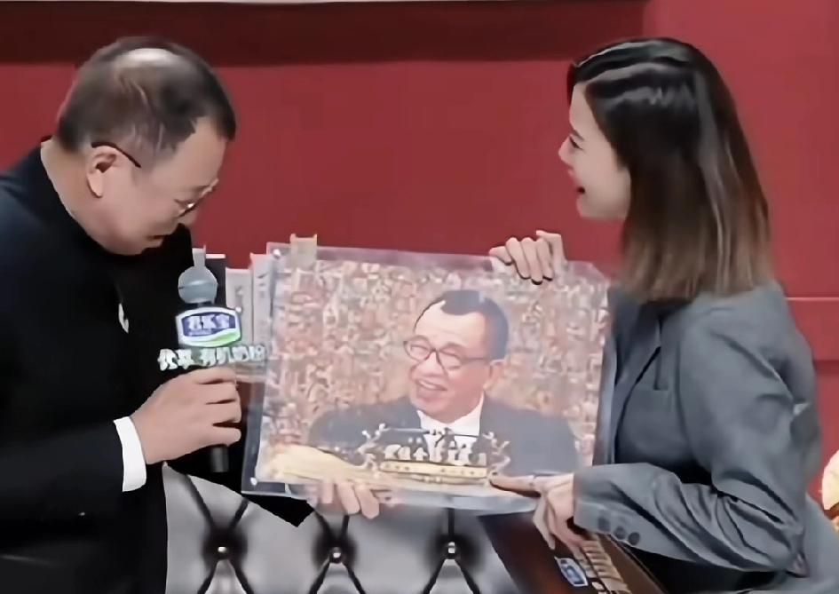 佘诗曼是欢喜哥唯一的干女儿，两人都祖籍广东，许绍雄祖籍广东汕头，佘诗曼祖籍广东中