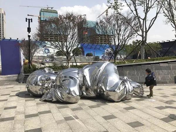 最近，西北荒漠雕塑的事情引发网友热议。一开始我没在意，后来翻相册的时候偶然发现去