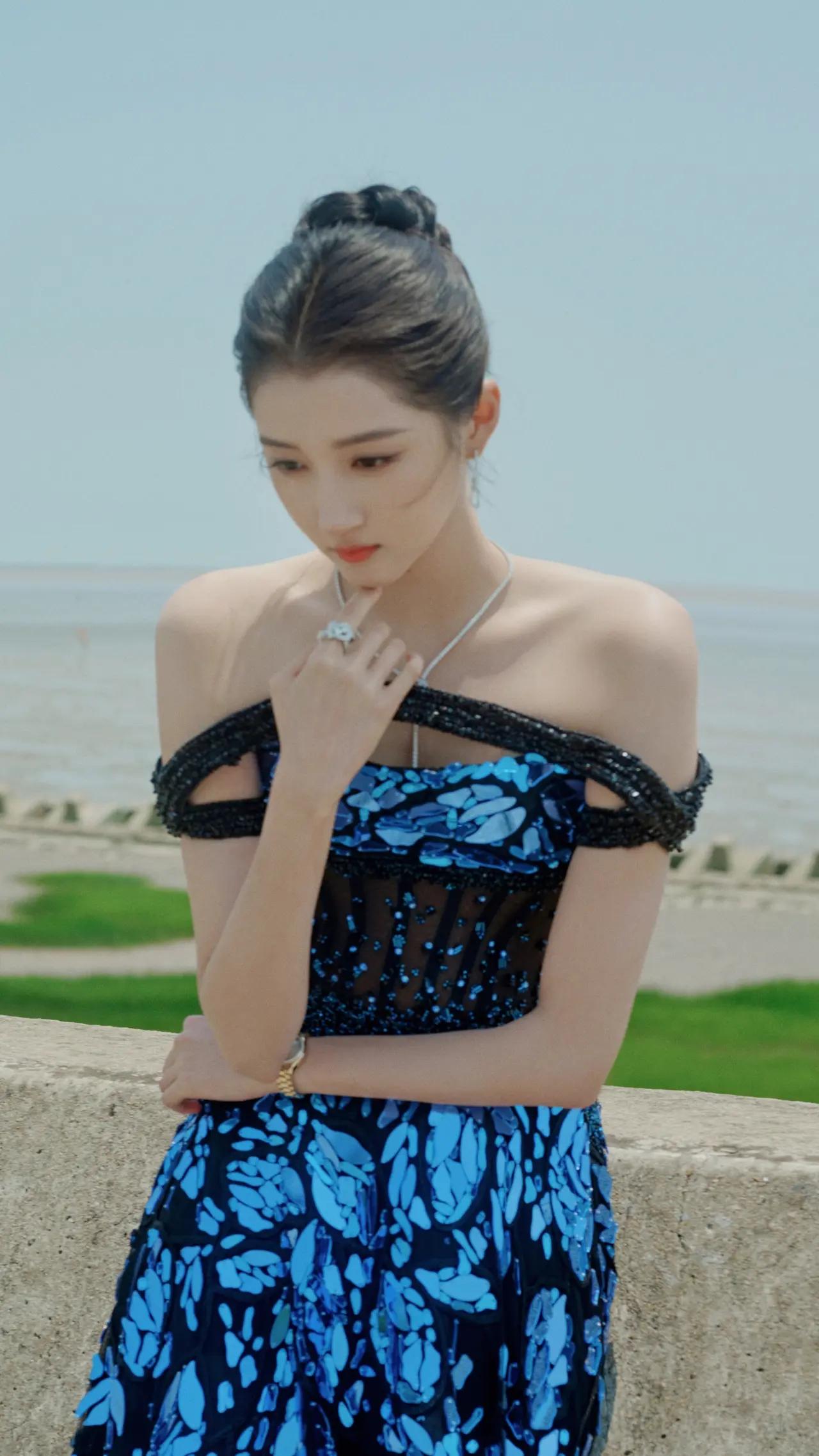 美女壁纸～关晓彤，缀满幽蓝亮片的黑纱礼裙，衬着利落盘发，清艳优雅的气质在自然光景