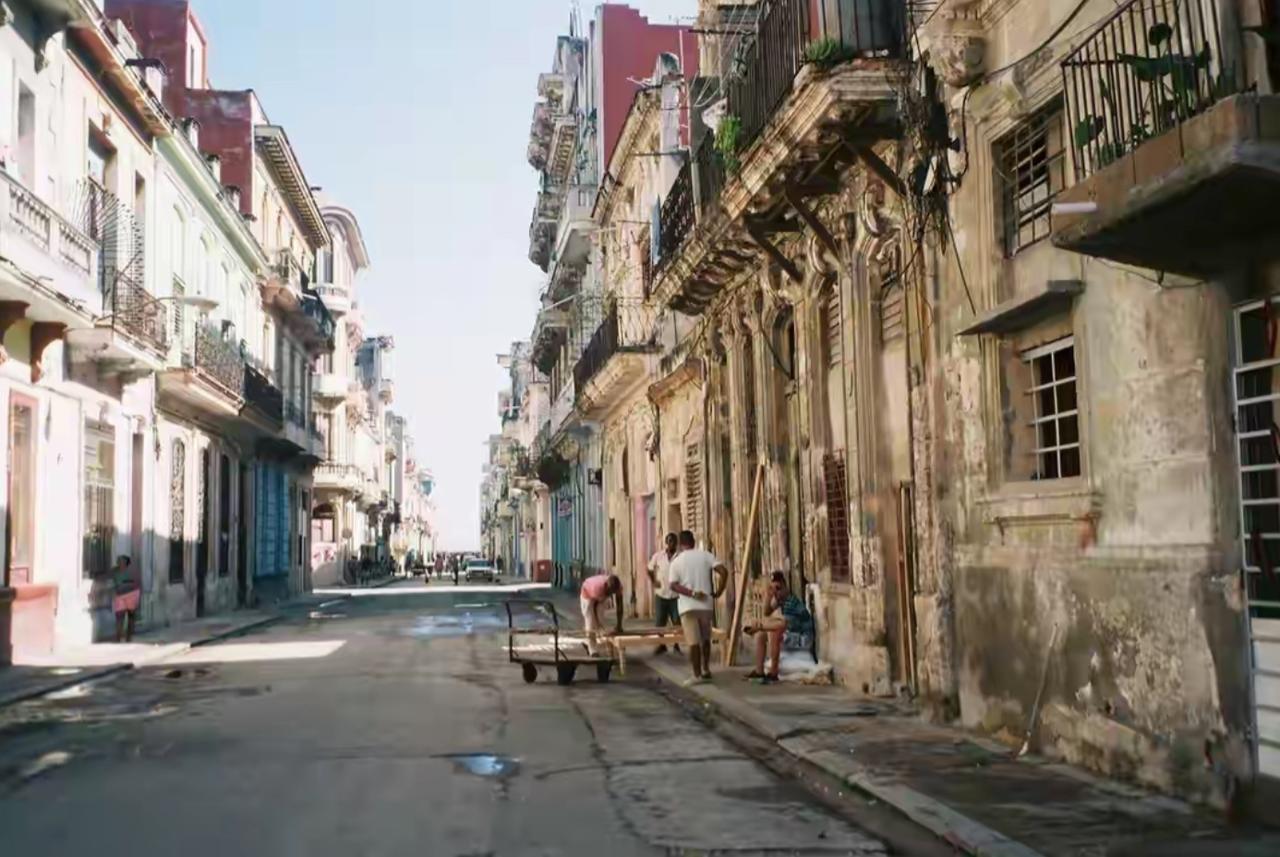 今天的古巴已经到了事实上的崩溃地步，商品、粮食、能源等关乎到国计民生各种要素都存