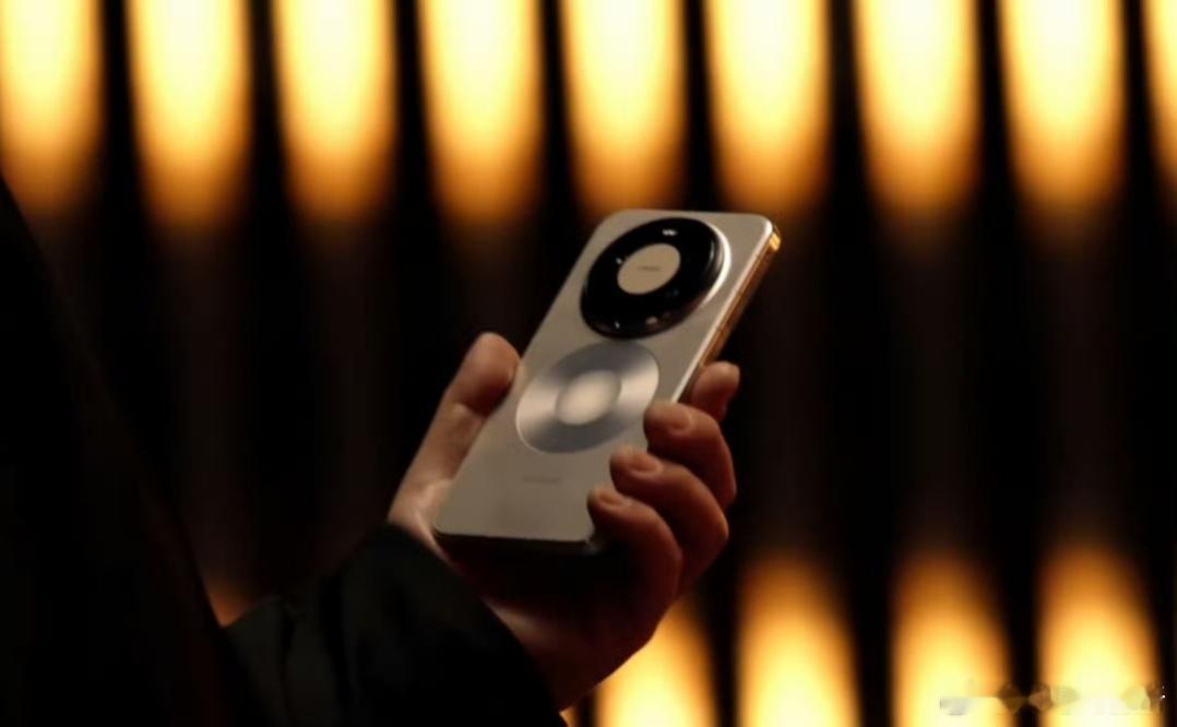 华为Mate80系列外观公布咯，两个大星环，似乎和昨天图三的爆料没啥区别，除了