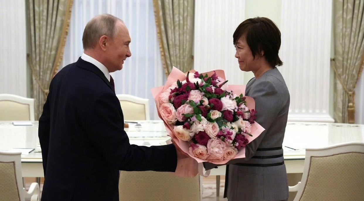 普京送安倍遗孀红花为哪般天啊！普京竟然在莫斯科亲自接见安