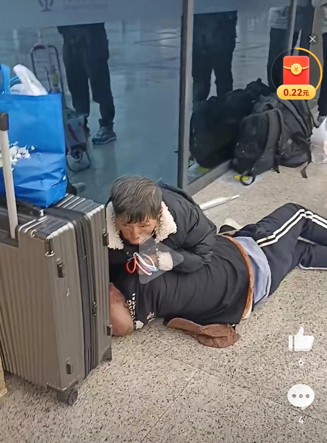 俩老人加起来166岁，当街“全武行”这场面真没见过！🔥郑州车站惊现“武林高