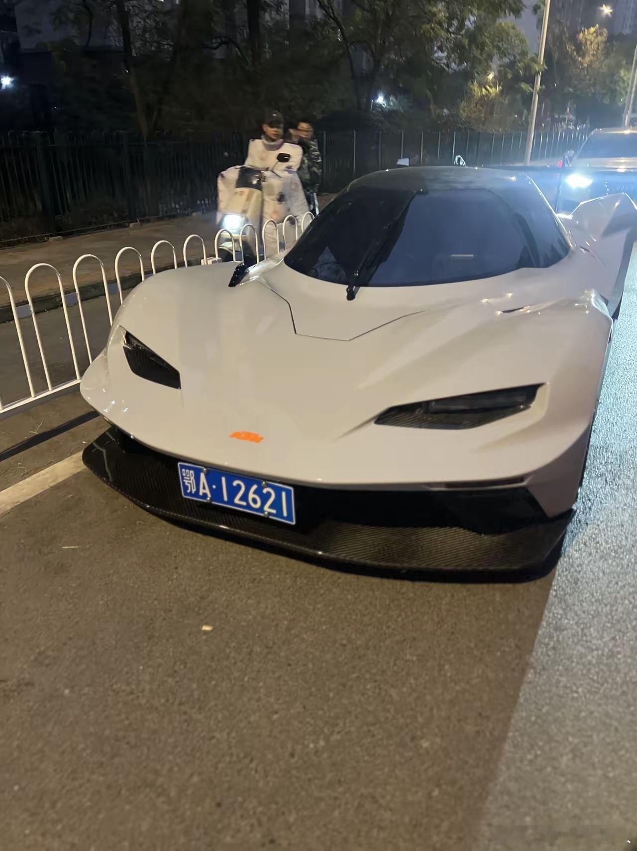 昨晚在武汉街头看到了这个车，然后一查可真让我惊着了！这种车就随意的停在路边。看来