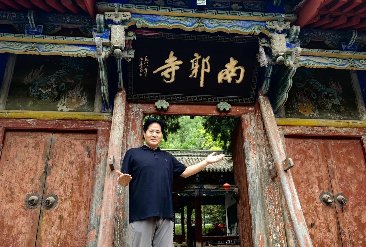 天水栖禅地，人间增百诗。古风南郭寺，心赏少陵齐。斜出柏枝逸，曲通槐爪奇。