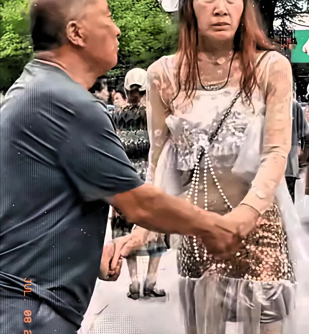 广场上这一幕，真是把我看傻了！70岁大爷正和个“妙龄女子”跳舞，那姑娘背